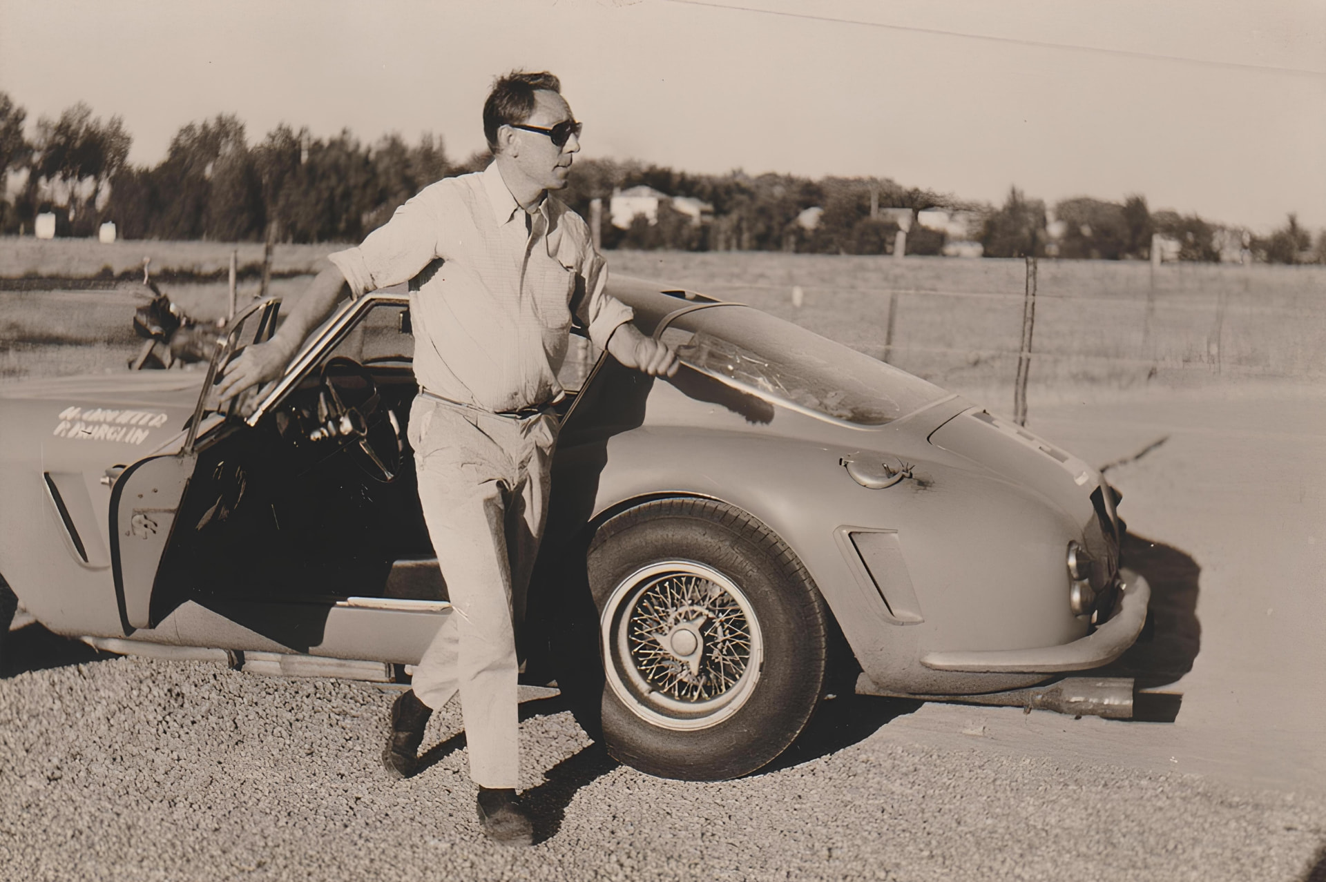 Henri Oreiller posant avec sa Ferrari sur le circuit d'Albi.