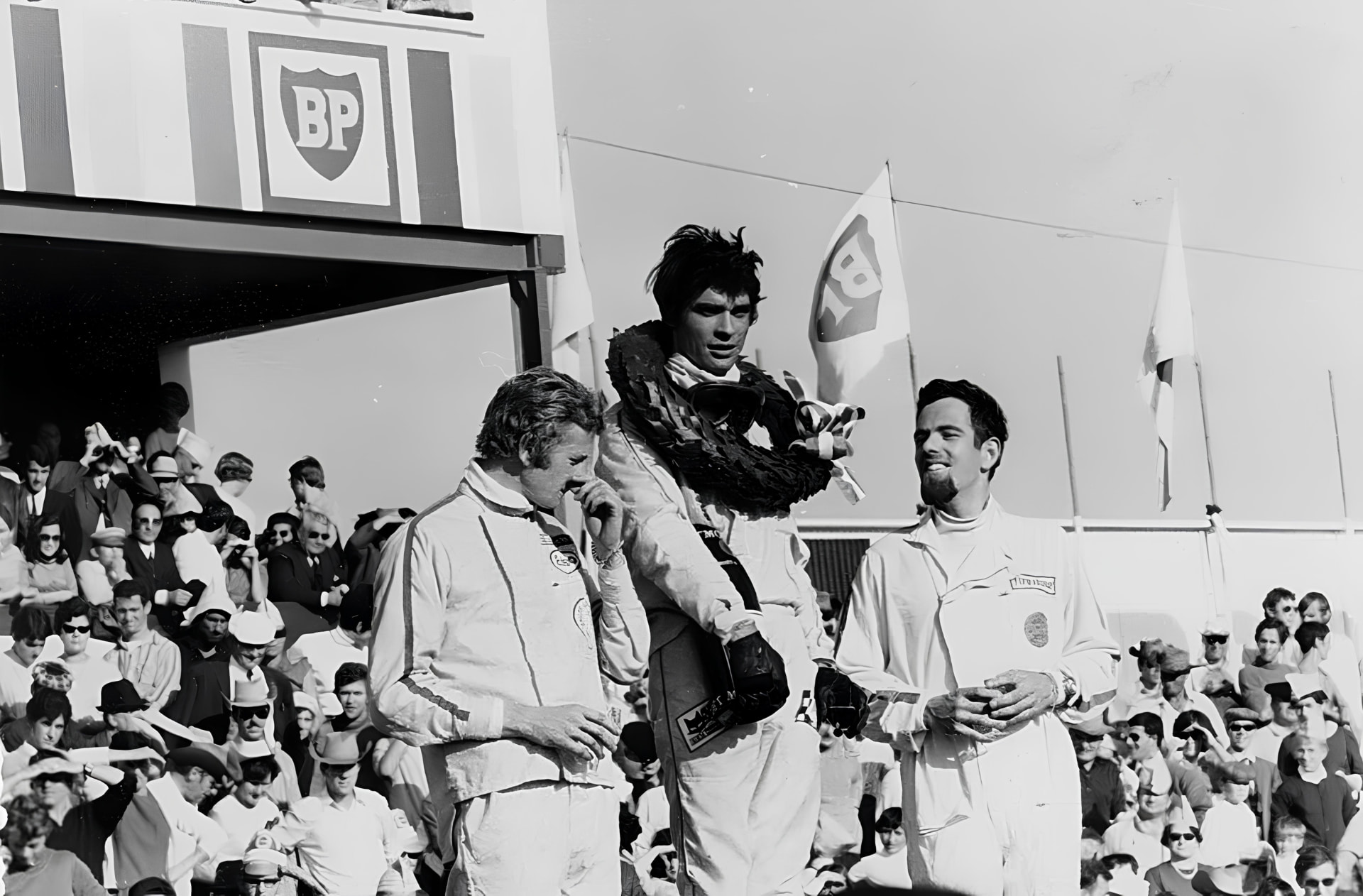François Cevert, vainqueur, sur le podium du Grand Prix d'Albi.