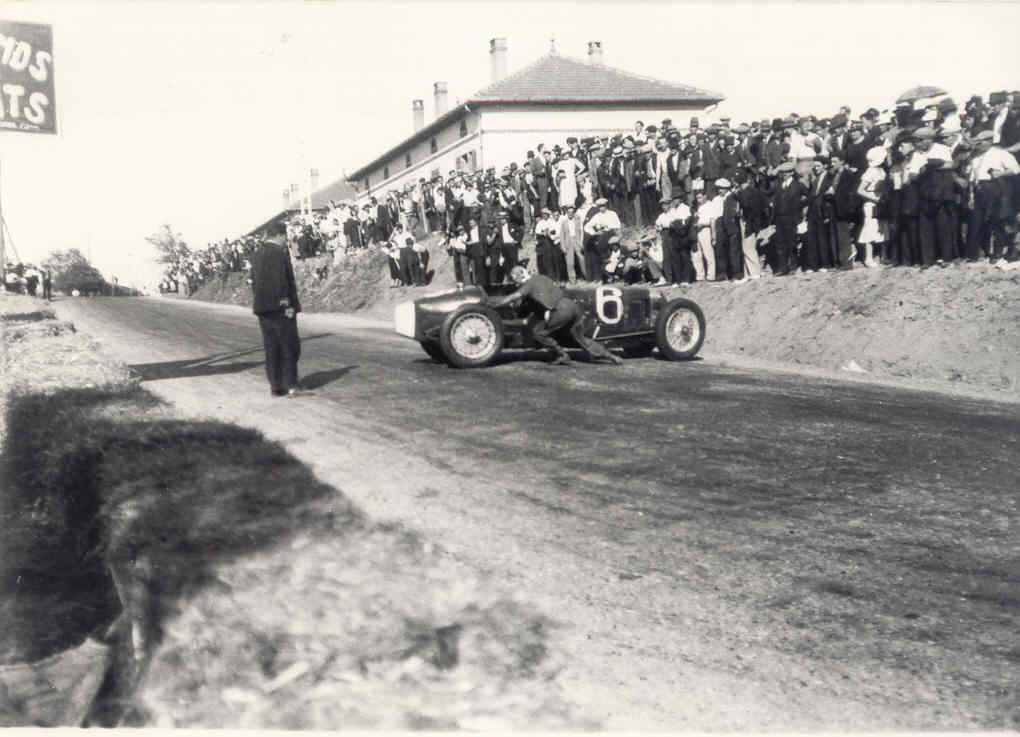La Bugatti n°6 de Rey poussée hors de la piste devant le public en 1934.