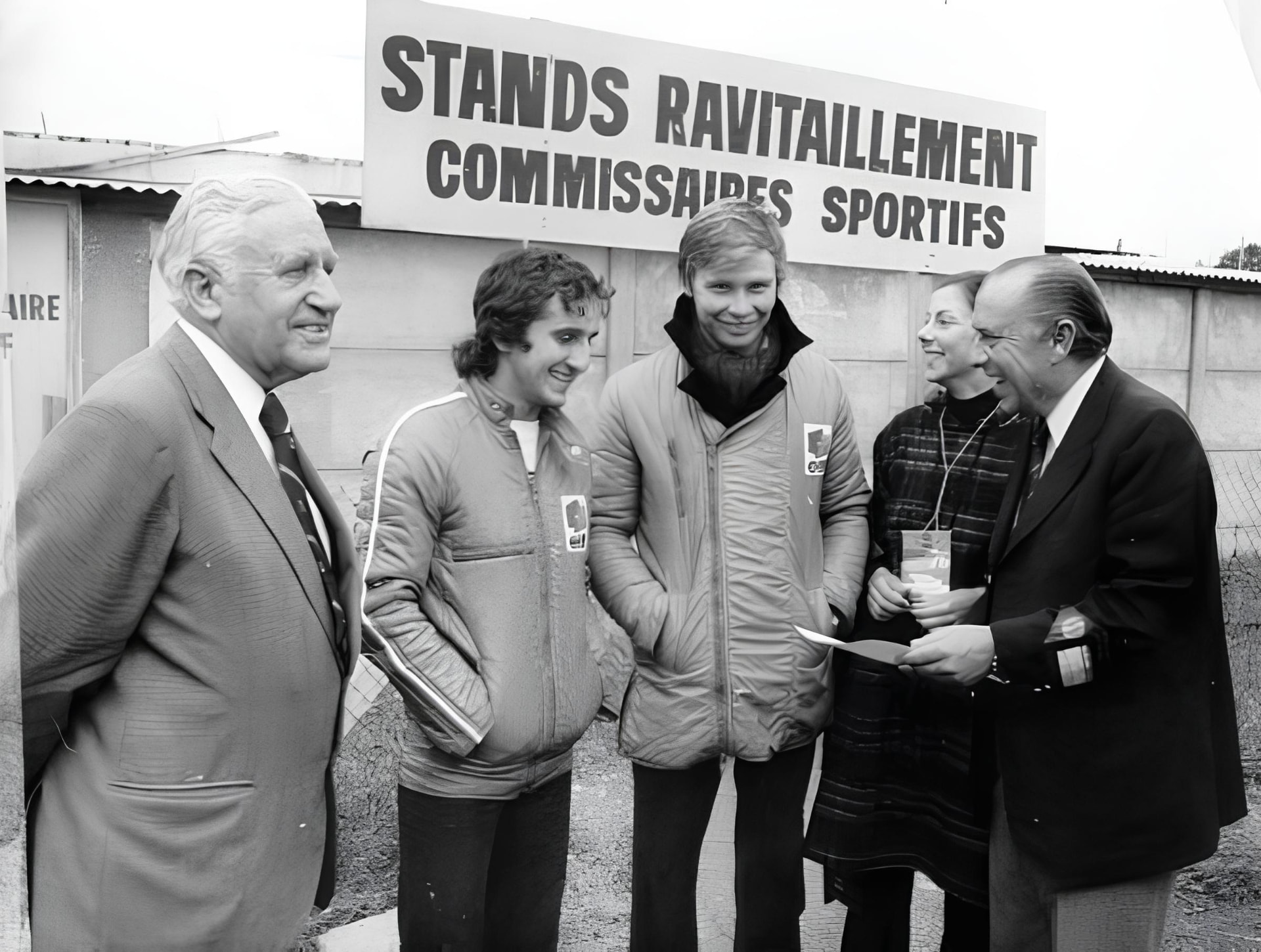 Armand Brouzès entouré d'Alain Prost et Didier Pironi au circuit d'Albi.