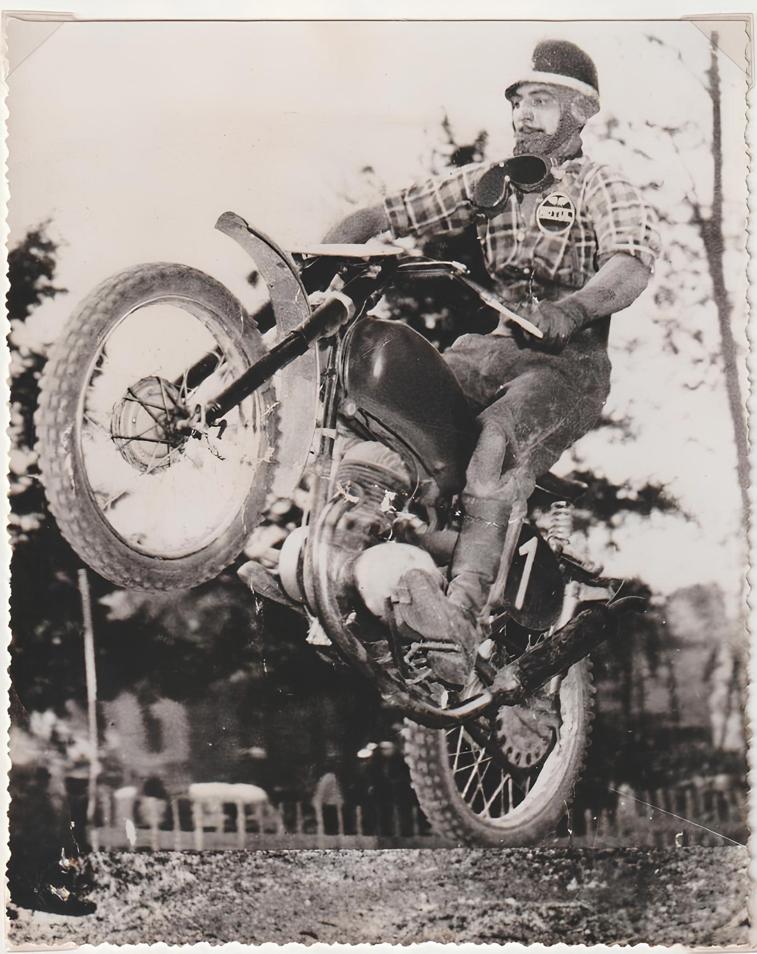 8e Moto-cross d'Albi au Séquestre, 17 avril 1960 : Alvard en vol sur sa BSA 350 cc.