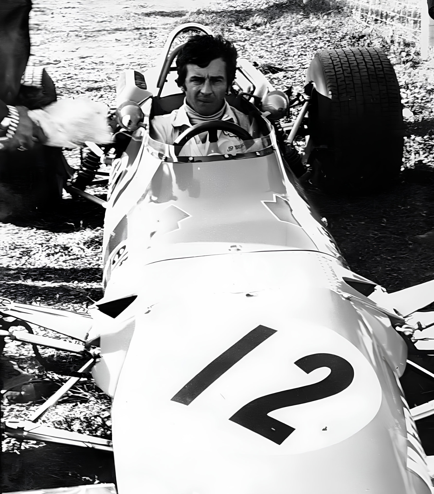 Jean-Pierre Beltoise au volant de sa monoplace n°2 sur le circuit d'Albi.