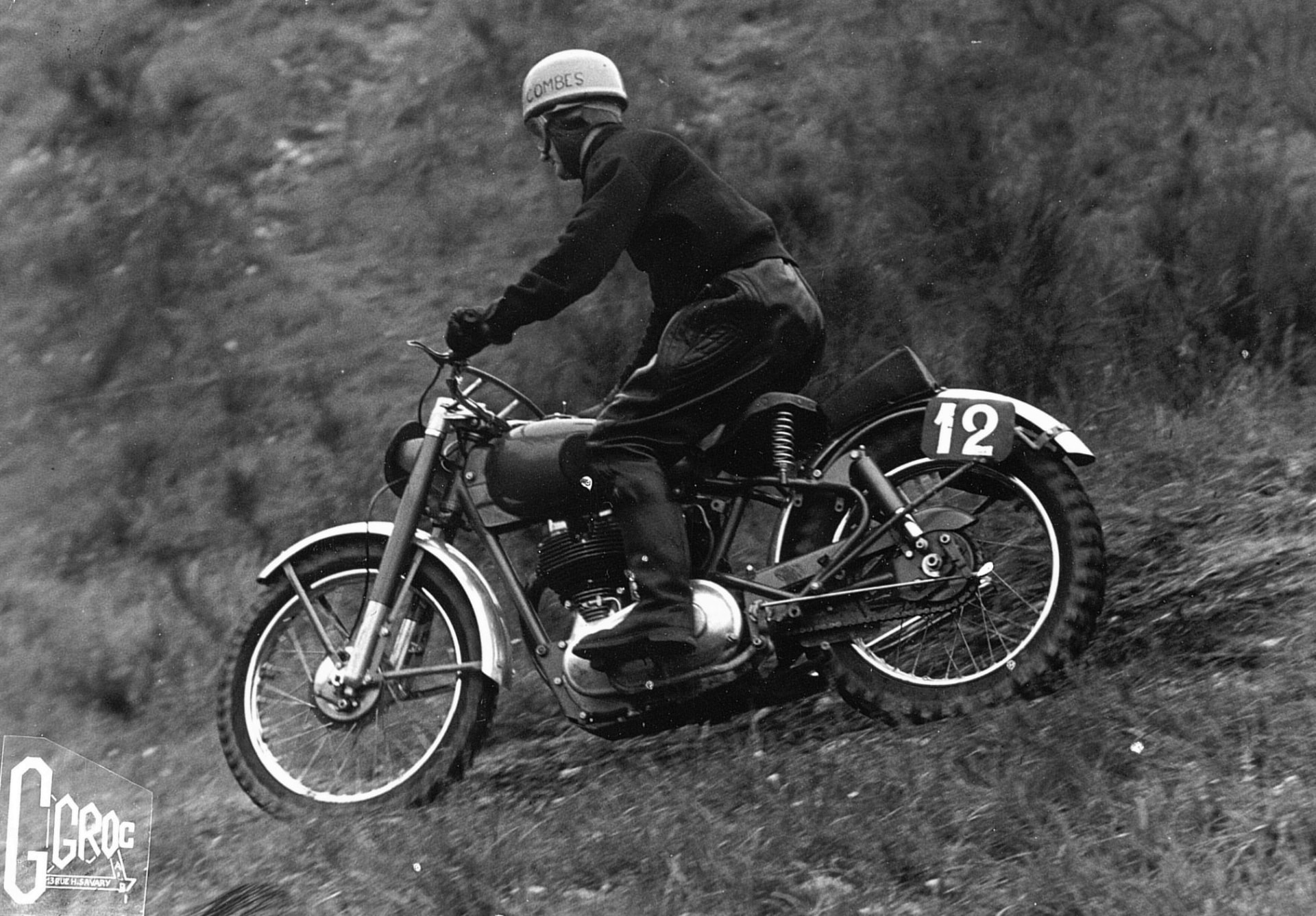 René Combes sur sa BSA 500 cc, dossard 12, en pleine montée.