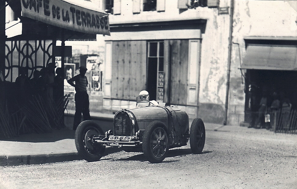 Rose Itier, seule femme engagée en 1933, négocie le virage de la place Coste à Saint-Juéry au volant de sa Bugatti.