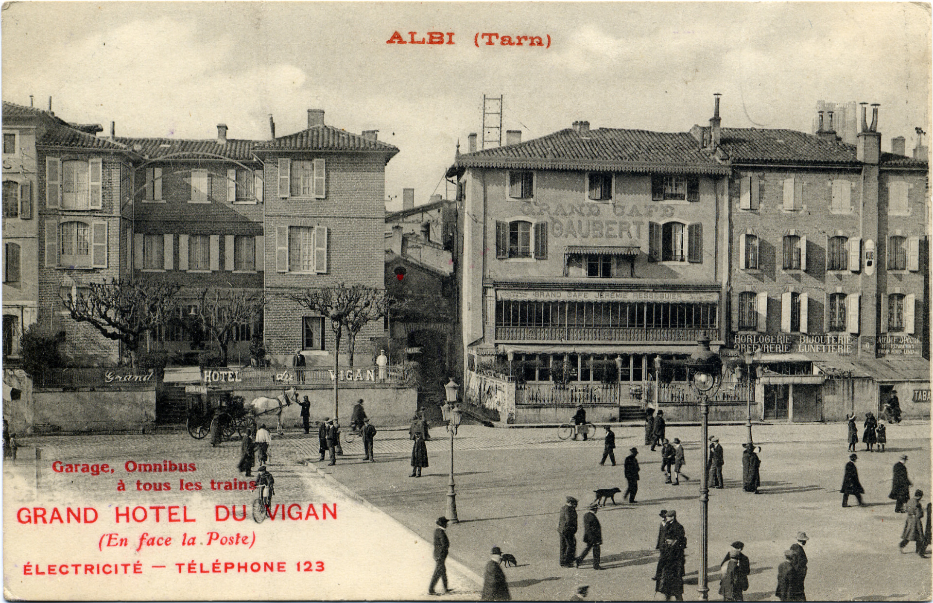 Carte postale ancienne de la place du Vigan à Albi montrant le Grand Café Gaubert, futur café des Négociants.