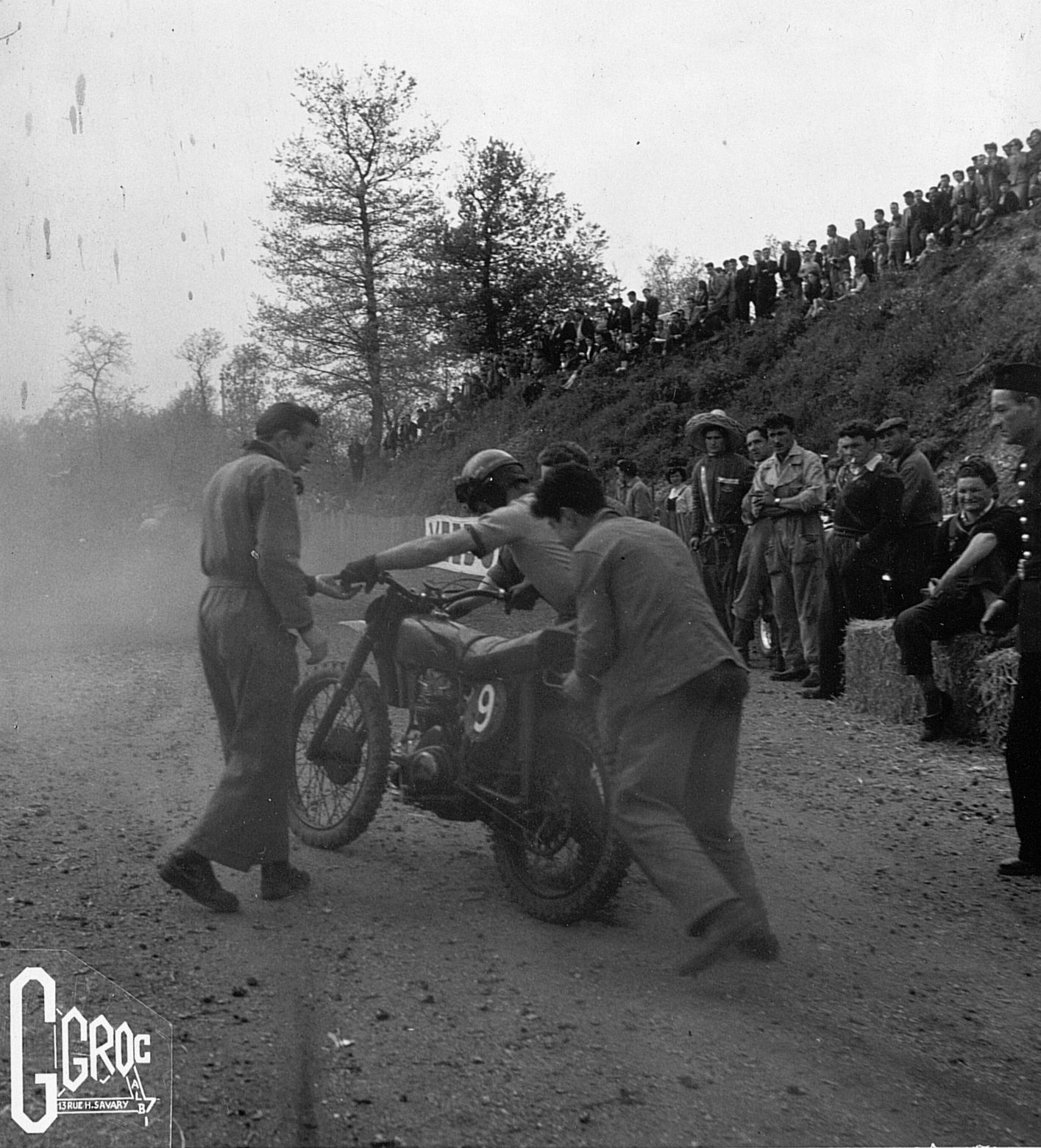 Circuit de La Gardié : une moto n°9 poussée au départ devant les spectateurs.