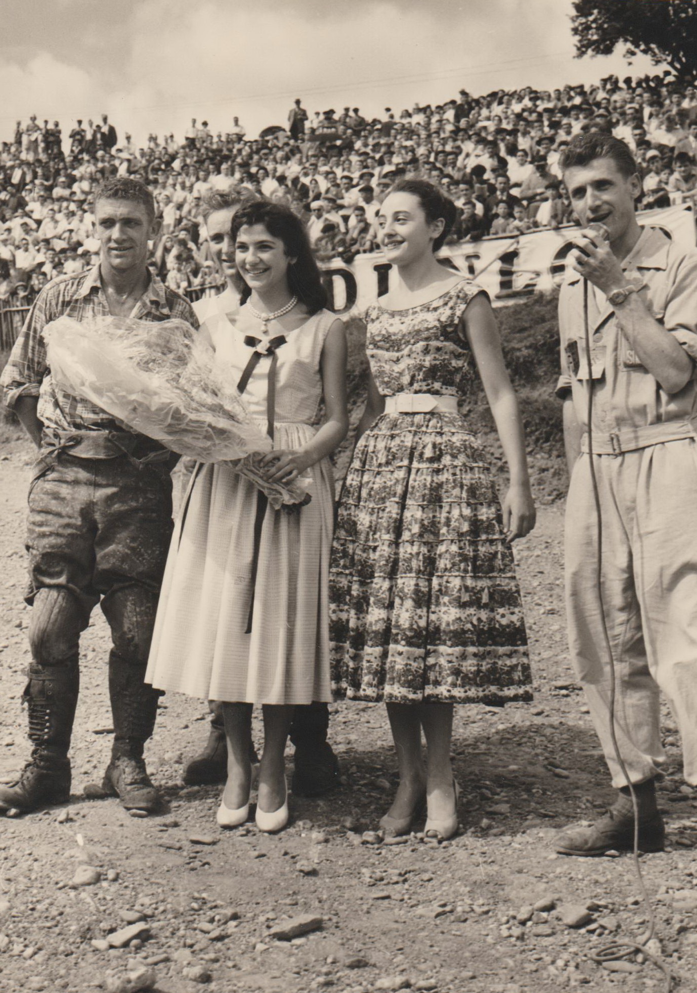 5e Moto-cross d'Albi, 16 juin 1957 : le vainqueur Hansen entouré de Suzanne Ferral, de Fanny Frégère, reine du carnaval 1957, et de Claude Pauthe, speaker.