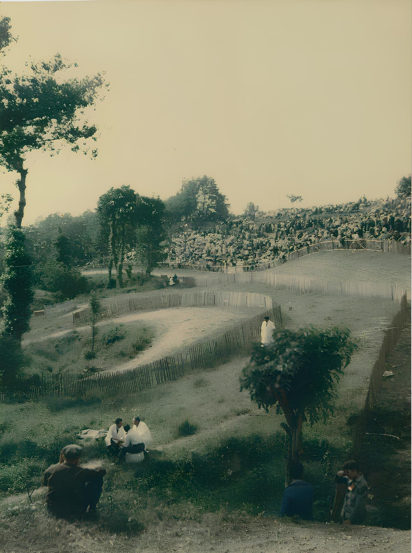 Le circuit de moto-cross Dario Ambrosini, dans le ravin de la Renaudié, entouré de spectateurs.