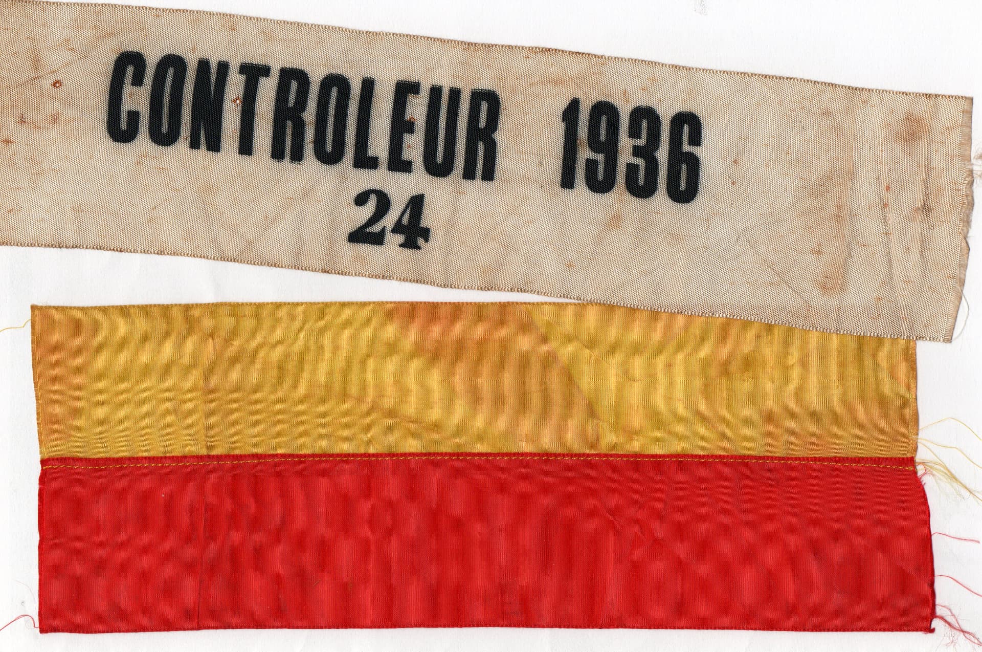 Brassard de contrôleur numéro 24 du Grand Prix d'Albi 1936 et brassard jaune et rouge de signalisation.
