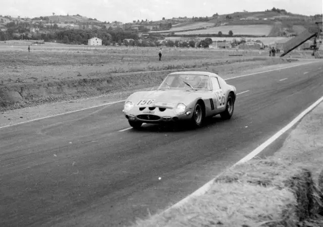 La Ferrari 250 GTO de Jo Schlesser et Henri Oreiller sur le circuit du Séquestre, Tour de France 1962.