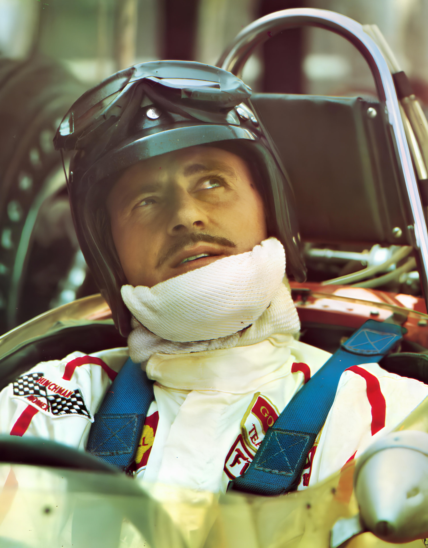 Graham Hill casqué au volant de sa monoplace.