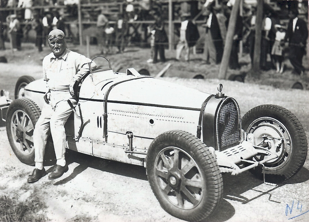 Le comte Stanislas Czaykowski et sa Bugatti sur le circuit des Planques en 1933.