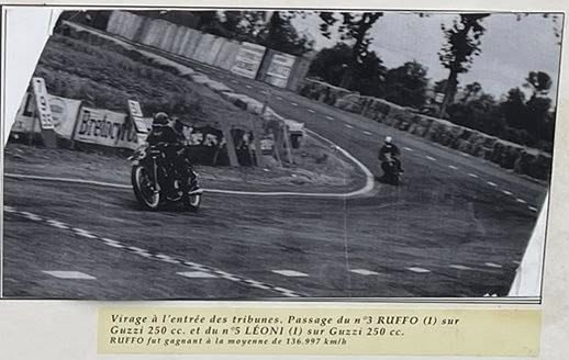 Virage à l'entrée des tribunes : passage de Ruffo et Leoni sur Guzzi 250 cc.